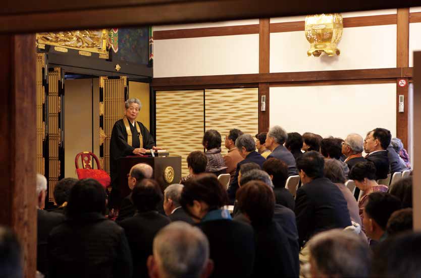 法話をされる市川良哉先生